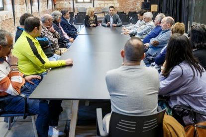 Daniel de la Rosa y Blanca Carpintero, con representantes de las peñas y colectivos que participan en las fiestas de Burgos. SANTI OTERO