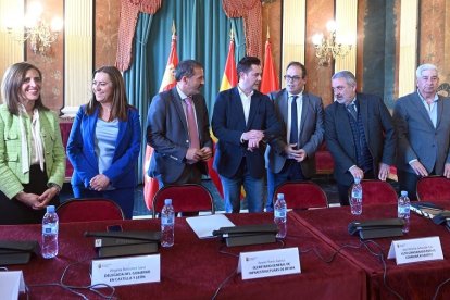 Reunión entre el Gobierno y el alcalde de Burgos con la sociedad civil para abordar futuras inversiones en el puerto seco de Villafría. ICAL