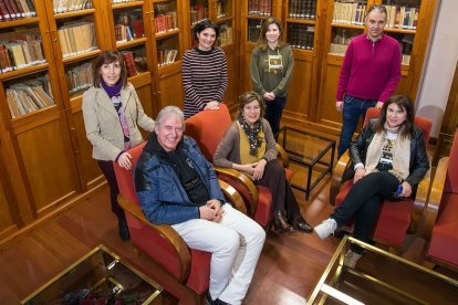 Equipo de Patrimonio del Instituto Cardenal López de Mendoza: Sentados Jesús Rodríguez, María Luz García Parra, Ana Mayoral Canalejas; Detrás, Marisa Amor Tapia, Tere Lastra Palacios, Guiomar González Hernández y Daniel Domínguez. TOMÁS ALONSO