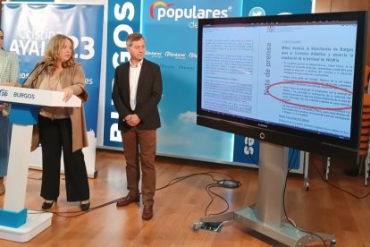 Andrea Ballesteros, Cristina Ayala y César Barriada en la sede del PP de Burgos. D. S. M.