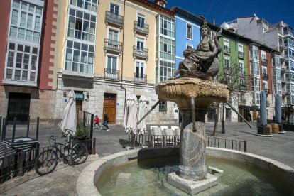 La fuente de La Flora es obra del escultor Manuel Romero y, a pesar de que se construyó un aparcamiento en 2011, conserva su configuración. SANTI OTERO