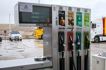 Surtidor en una gasolinera a las afueras de Burgos. TOMÁS ALONSO