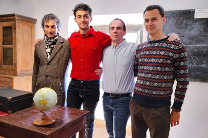 De izquierda a derecha: Albert Coma, Sergi Torrecilla, Alberto Conejero y Xabier Bobés, en el aula de la Escuela de Bañuelos de Bureba el pasado domingo. DARÍO GONZALO