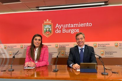 Andrea Ballesteros y César Barriada en la rueda de prensa en la que la concejala se ha estrenado como portavoz del grupo municipal del PP.