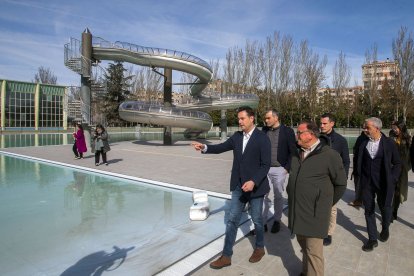 El alcalde, Daniel de la Rosa, y el concejal de Deportes, Levi Moreno, han realizado una visita al estado de las piscina tras la obra de remodelación. Las piscinas municipales abrirán el 17 de junio. TOMÁS ALONSO