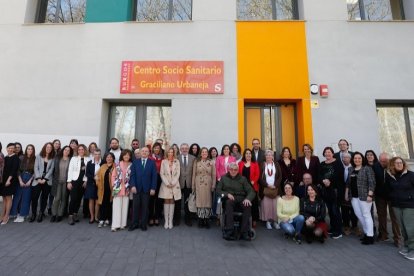 Foto de familia de los asistentes al acto del XV aniversario del Graciliano Urbaneja. SANTI OTERO