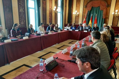 Imagen de la reunión del secretario general de Infraestructuras con representantes políticos, económicos y sociales sobre el Corredor Atlántico. ECB