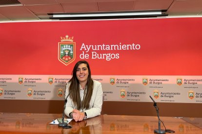 Andrea Ballesteros, portavoz municipal del PP, en rueda de prensa. ECB