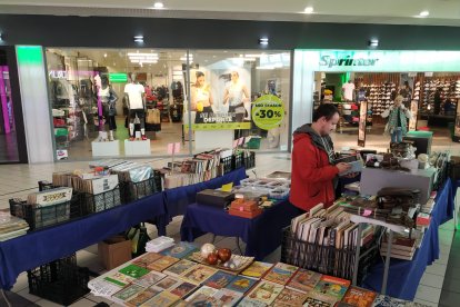 Los puestos ya están montados en el Centro Comercial El Mirador. ECB