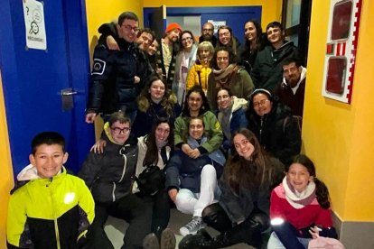 Foto de familia de parte de la comunidad de la parroquia con Macaco tras su concierto en el San Martín Fest. SAN MARTÍN DE PORRES