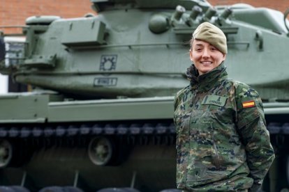 La soldado burgalesa Nazaret Guerrero, con su uniforme del Regimiento de Ingenieros número 1, en la base militar de Castrillo del Val. SANTI OTERO