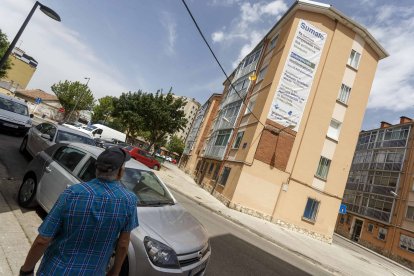 Un vecino camina por la Barriada Inmaculada, en la capital burgalesa. SANTI OTERO