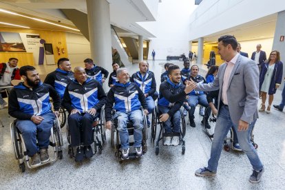 El alcalde de Burgos saludando a los miembros de la plantilla del Servigest. SANTI OTERO