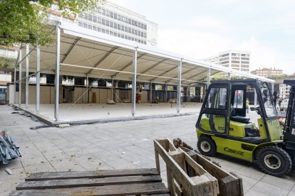 Las obras del montaje de la carpa podrían terminar este viernes. SANTI OTERO