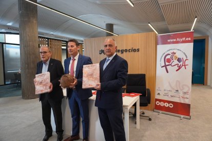 Marcelino Maté, Alberto Navarro y Roberto González presentan a los medios el calendario de actividades del centenario. FCYLF