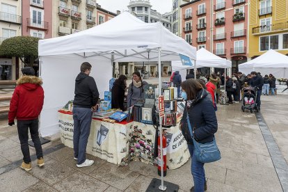 La climatología no acompañó a los libreros y lectores en el Día del Libro de 2022. SANTI OTERO