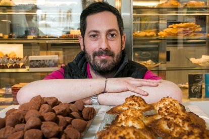 Félix Ángel Dieste, gerente de la pastelería El Cid, entre trufas y cocos. TOMÁS ALONSO