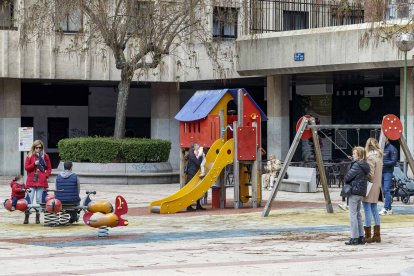 Varias familias hacen uso del parque de Regino Sainz de la Maza, en el centro de la capital burgalesa. SANTI OTERO