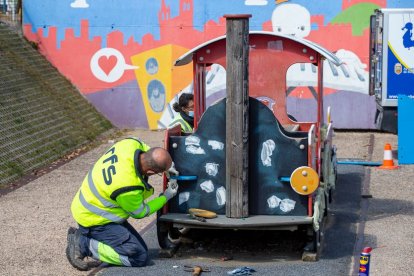 La limpieza de las pintadas en los columpios es una de las tareas de mantenimiento. SANTI OTERO