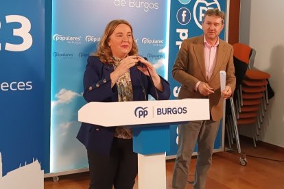 Cristina Ayala y Javier Lacalle, en la sede del PP de Burgos. D. S. M.