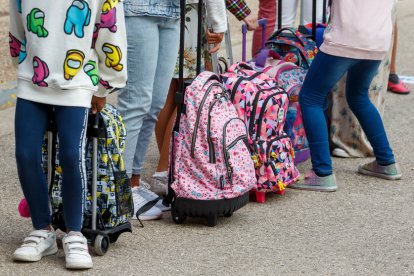 Un grupo de niños y niñas esperan para entrar en clase. TOMÁS ALONSO