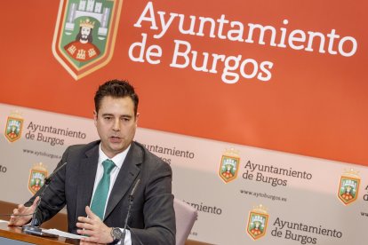 El alcalde de Burgos, Daniel de la Rosa, durante su intervención sobre el Corredor Atlántico. SANTI OTERO