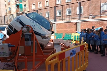 Los niños del colegio Vera Cruz en un momento del 'vuelco simulado'