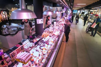 Puestos del Mercado de Gamonal, en el G-9, tras la remodelación de las instalaciones.