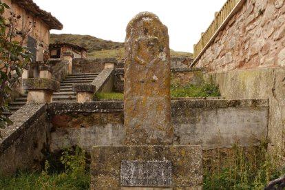 FOTOS: La piedra de La Pastora, toma su nombre del prado en el que se ubicaba, en el monte cercano a Fresneda. A mediados del siglo pasado fue trasladada en carreta, acompañada de un cortejo popular, con cura y todo, para protegerla y que no fuera robada. Se instaló en medio del pueblo.HC PUNX KID
FOTOS: La piedra de La Pastora, toma su nombre del prado en el que se ubicaba, en el monte cercano a Fresneda. A mediados del siglo pasado fue trasladada en carreta, acompañada de un cortejo popular, con cura y todo, para protegerla y que no fuera robada. Se instaló en medio del pueblo.HC PUNX KID
FOTOS: La piedra de La Pastora, toma su nombre del prado en el que se ubicaba, en el monte cercano a Fresneda. A mediados del siglo pasado fue trasladada en carreta, acompañada de un cortejo popular, con cura y todo, para protegerla y que no fuera robada. Se instaló en medio del pueblo.HC PUNX KID