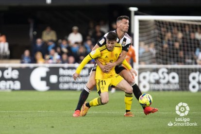 Simón Moreno, fuertemente defendido durante el encuentro. LALIGA