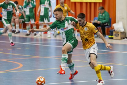 Iván tratando de superar la pegajosa defensa del jugador de Unionistas durante el encuentro. SANTI OTERO