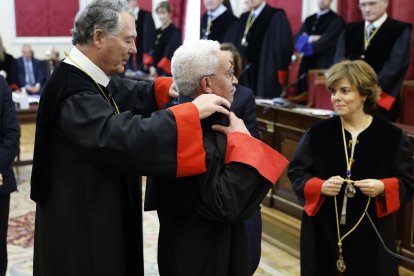 Aparicio se coloca la toga ayudado por Michavila y en presencia de Soraya Sáenz de Santamaría. CONSEJO DE ESTADO