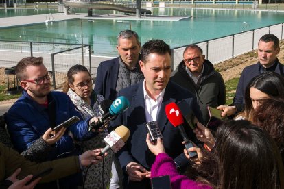 De la Rosa anunció a los medios su intención de acudir a Bruselas durante la visita a las piscinas de El Plantío. TOMÁS ALONSO