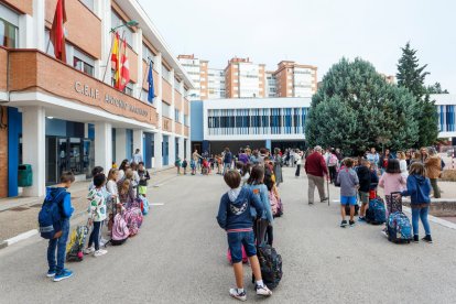 Varios niños esperan para entrar en clase en el inicio de curso. TOMÁS ALONSO