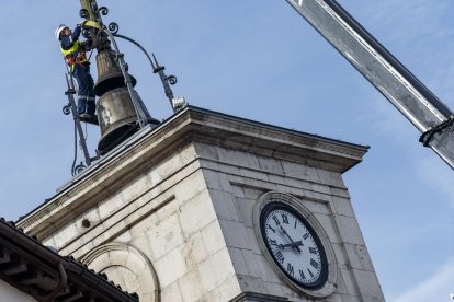 Un operario retira una de las campanas. SANTI OTERO