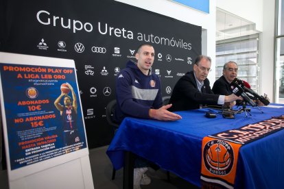 Alejandro Bortolussi, capitán del UBU Tizona, junto a Miguel Ángel Benavente y Fernando Andrés. TOMÁS ALONSO