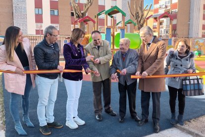 Paco Benito ha sido el encargado de cortar la cinta inaugural