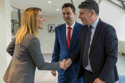 La presidenta del Parlamento Europeo, Roberta Metsola, saluda al vicealcalde en presencia del alcalde de Burgos. ECB