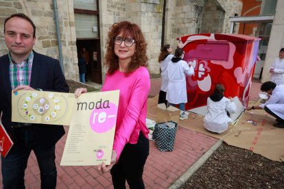 El delegado de Cáritas, Mario Vivanco, y la gerente de Moda re-, Raquel Sáiz. durante la presentación.