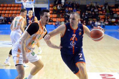 El capitán del equipo, Alejandro Bortolussi, durante un encuentro. TOMÁS ALONSO