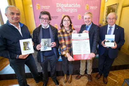 De izquierda a derecha: Julián Cuesta, José Matesanz, Raquel González, René Jesús Payo e Isaac Rilova en la presentación de nuevas publicaciones y programación de la Institución Fernán González. TOMÁS ALONSO