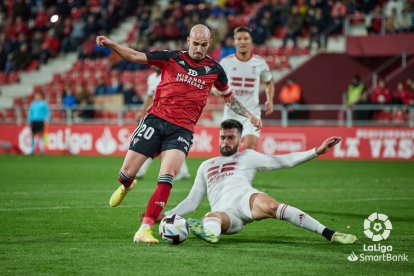Oriol Rey trata de superar al defensor del Cartagena en Anduva. LALIGA