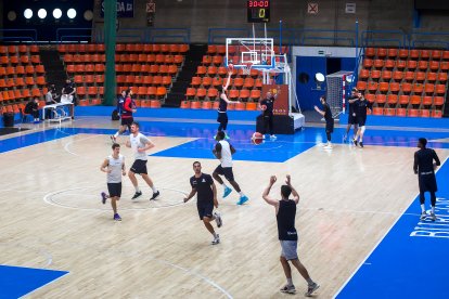 Rupnik y Kacinas, al fondo, mientras la plantilla entrena en El Plantío. TOMÁS ALONSO