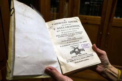 La Biblioteca Histórica del Mendoza tiene 1.500 libros y entre los más antiguos figuran inscripciones de las normas de funcionamiento y decoro del centro de siglo XVI. TOMÁS ALONSO