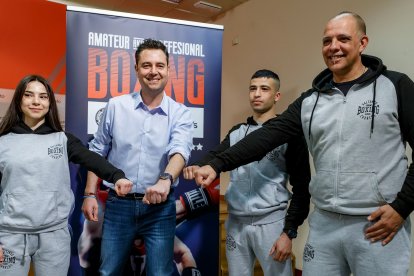 Daniel de la Rosa junto a dos de los campeones de España de Boxeo y Óscar Caballero, presidente del Club Saltando Charcos. SANTI OTERO