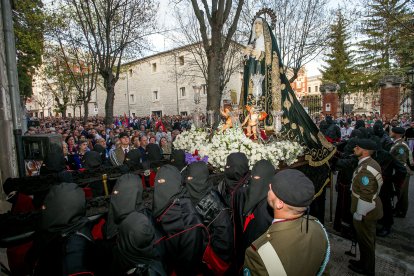 Las hermanas salesas cantan a la Virgen de la Soledad. TOMÁS ALONSO