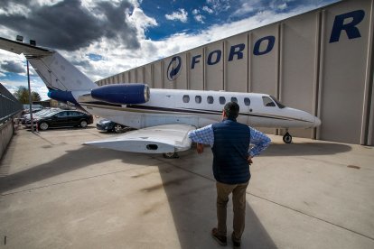 Avioneta a las puertas de la empresa Hierros Foro.