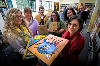 Amalia Trujillo y Regina Correia, de la biblioteca María Teresa de León, junto a Arona Garley, Alberto Pérez Ruiz, Selva Delgado y Eva Pérez Fernández.