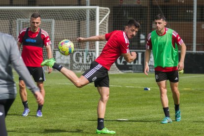 Raúl Navarro controla con la espuela un balón durante el entrenamiento