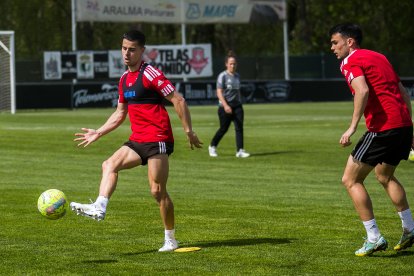 El media punta tocando un balón en el entrenamiento